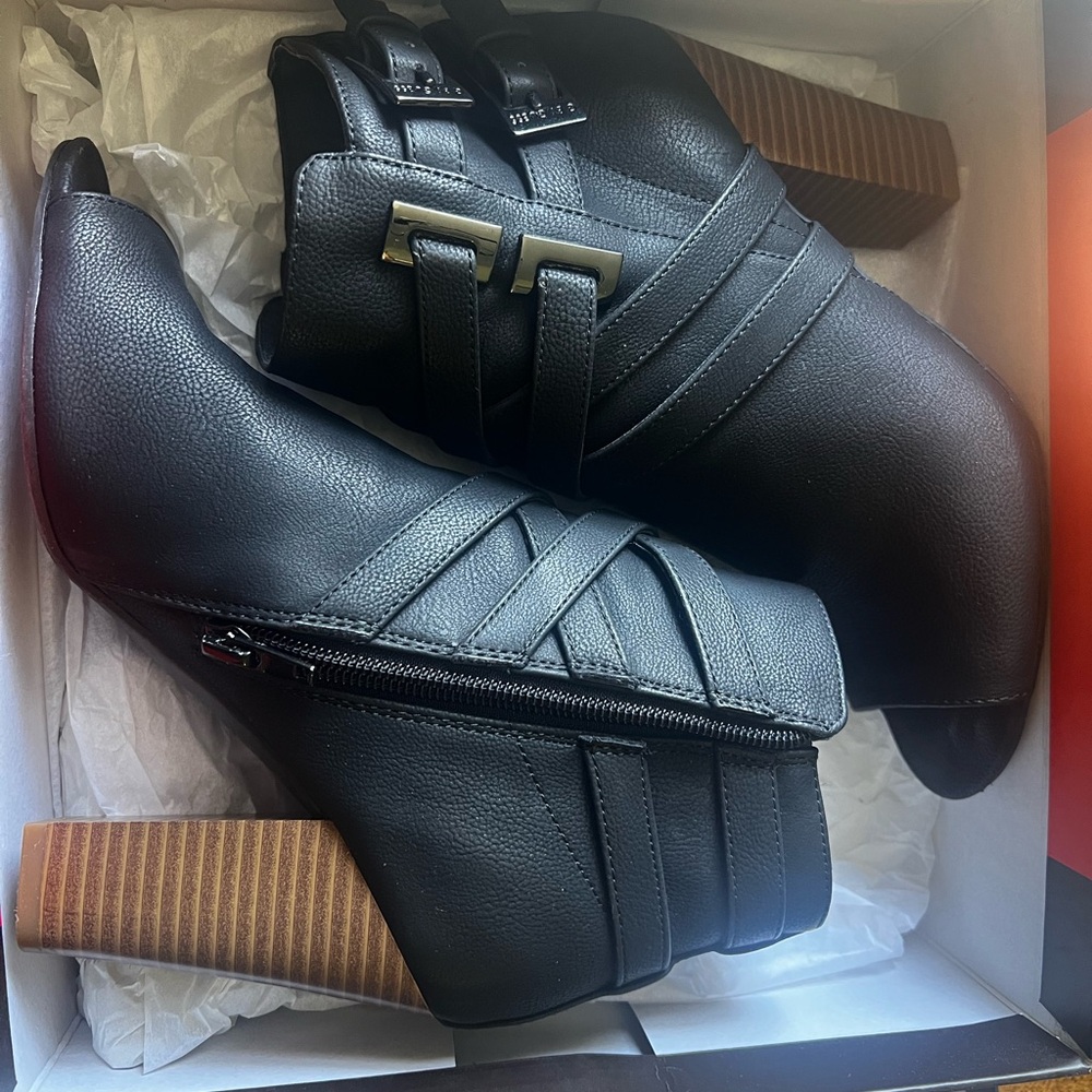 Women’s Size 6.5M G by Guess GG Jackson Black Heeled Boots with Buckle Detail